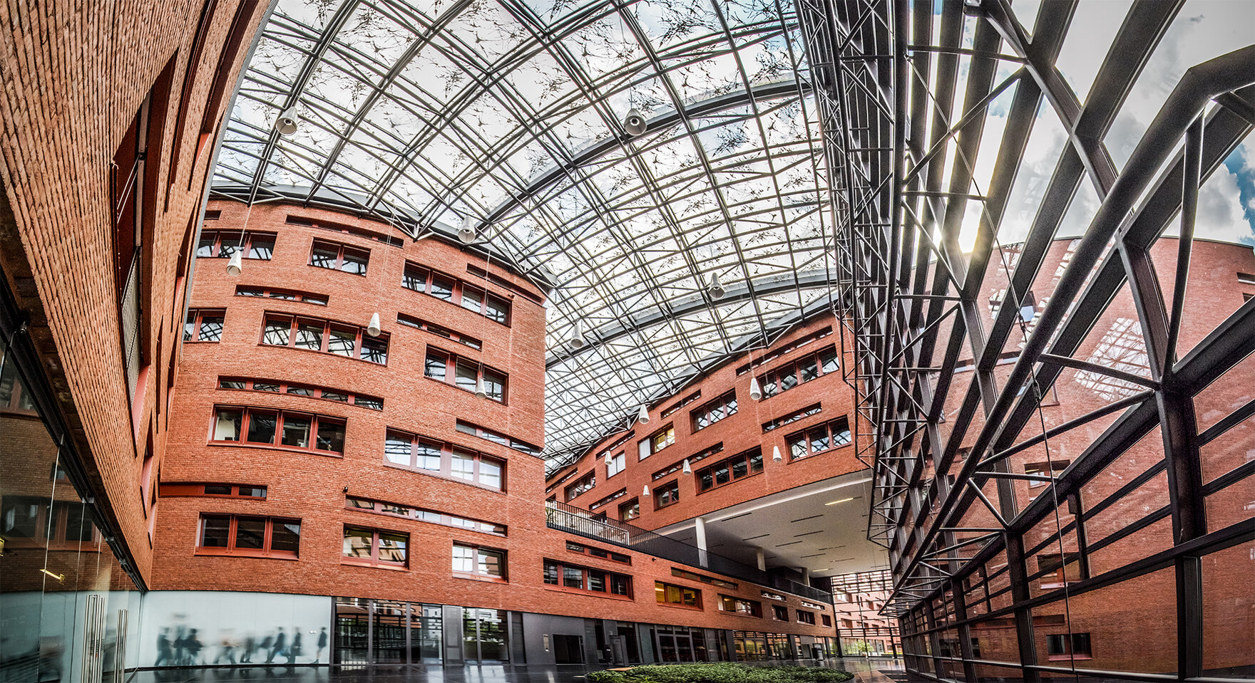 Blick in das glasüberdachte Atrium des Bio City Campus