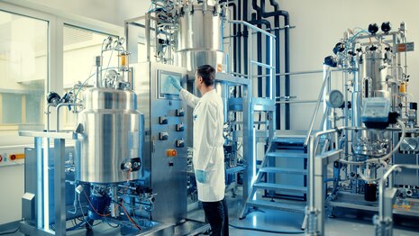Mann mit weißem Kittel in einem Labor