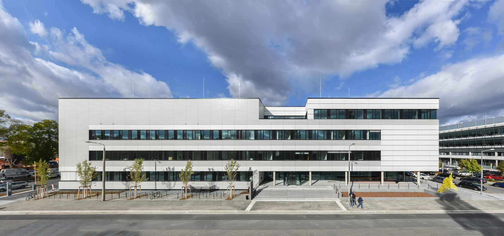 Gesamtansicht eines Forschungsgebäudes mit silberner Fassade.