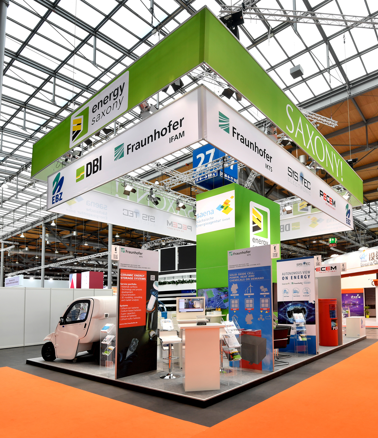 Messestand von Energy Saxony mit Infotafeln