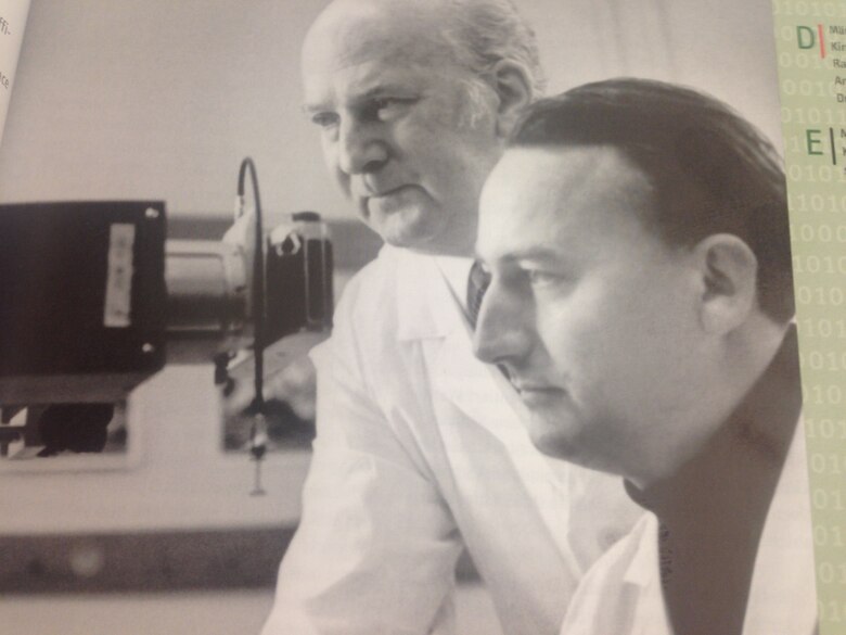 Prof. Werner Hartmann und Dr. Christoph Kirsten am Rasterelektronenmikroskop in der Arbeitsstelle für Molekularelektronik Dresden. 