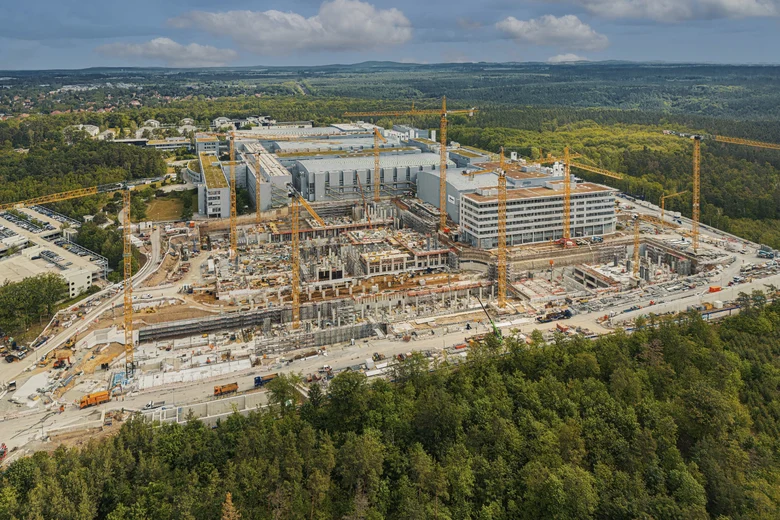 Luftaufnahme einer großen Baustelle
